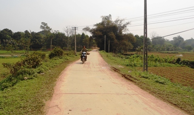 Con đường từ trụ sở UBND xã đi đình Khả Lĩnh mới được bê tông hoá năm 2011 thay cho con đường đất trước kia.